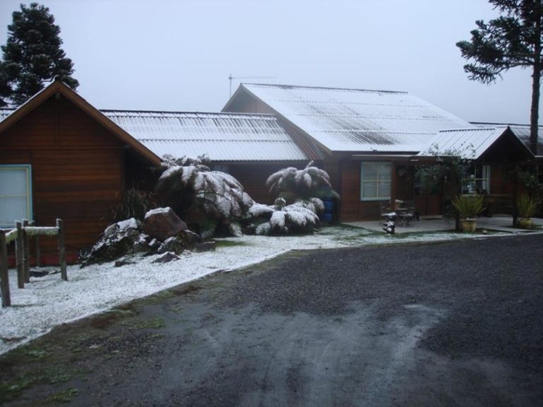 Pousada Fogo Eterno em Urubici com neve no telhado