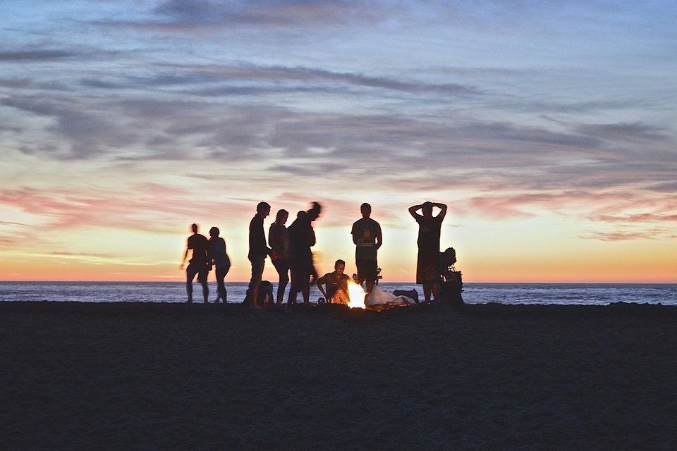 Amigos curtindo a fogueira na praia